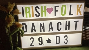 Ein beleuchtetes Schild kündigt das Irish Folk Konzert von Dánacht in der Seefelder Mühle an.