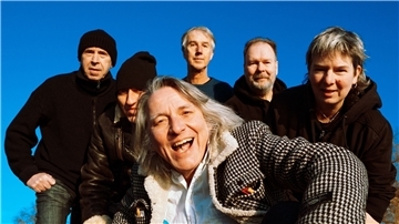 Die Band Fehlfarben mit dem Sänger Peter Hein (vorne) legt ein neues Album vor.