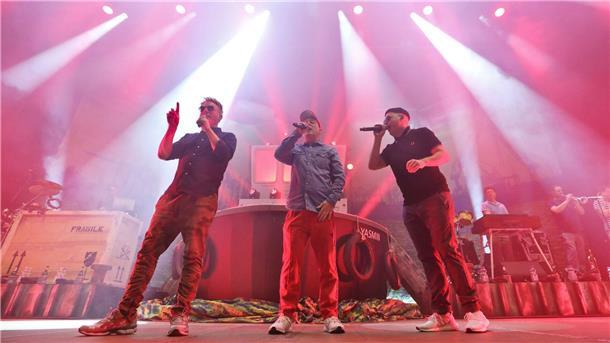 „Brot weint nicht“ - Rap-Legenden auf Abschiedstour Die Band „Fettes Brot“ auf der Bühne in der Rostocker Stadthalle.