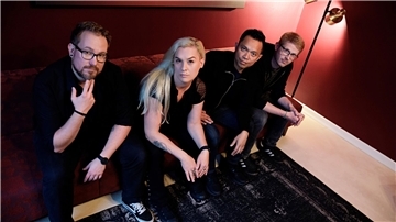 Die Band Frozen Silk um Frontfrau Sharon Wynne ist in der Jahnhalle zu Gast. 