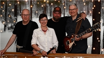 Die Band Gezeiten Rock begleitet das gemeinsame vorweihnachtliche Singen im Atrium Butjadingen.