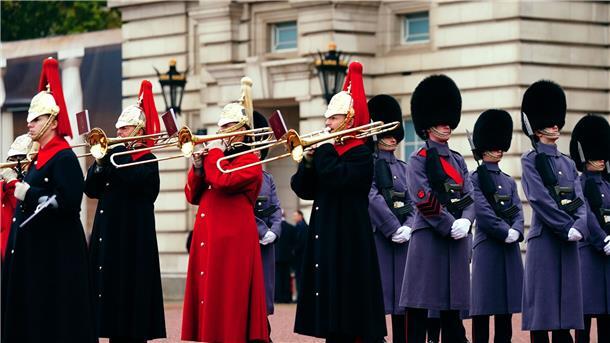 Die Band of the Household Cavalry spielt „Happy Birthday“ bei der Zeremonie zur Wachablösung im Buckingham Palace in London.