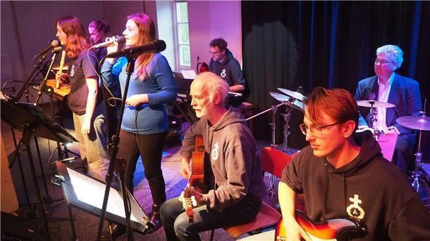 Die Band On the Road brachte deutsche und englische Popsongs zu Gehör. 