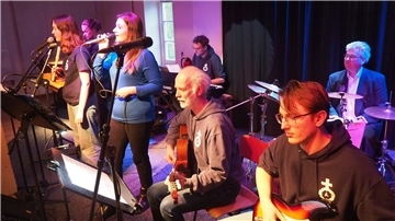 Die Band On the Road brachte deutsche und englische Popsongs zu Gehör. 