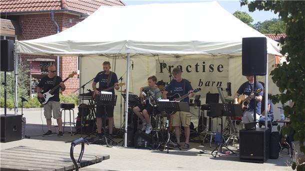 Die Band Practise in the Barn.