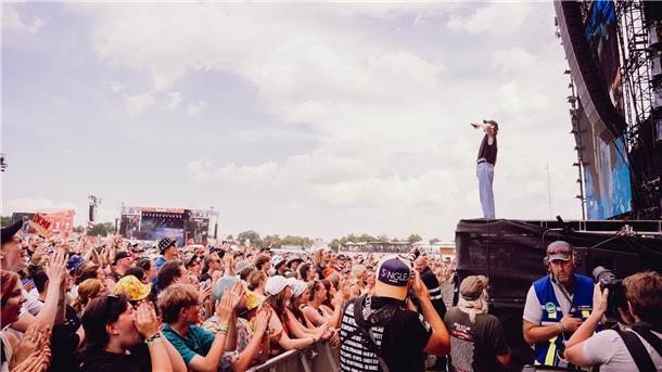 Deichbrand 2024: Die erste Party gab es schon am Morgen Die Band „Raum 27“ hat den Festival-Betrieb auf den großen Bühnen am Freitag eröffnet.