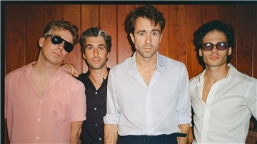 Die Band The Vaccines mit den Mitgliedern Timothy Lanham, Pete Robertson, Arni Arnason und Yoann Intonti bringt ein neues Album auf den Markt.
