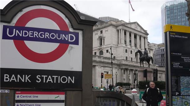 Fed erhöht Zinsen weiter - Bank of England zieht nach Die Bank of England im Finanzviertel von London.