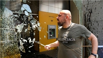 „Die Banken im Libanon stehlen unser Geld!“: Ein Demonstrant zerschlägt Fensterscheiben der Byblos Bank.