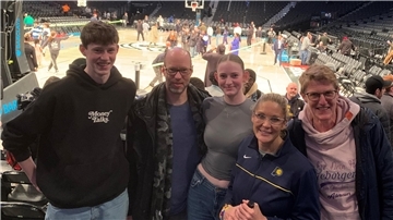 Die Basketball-Welt ist klein. Bei einem Besuch in den USA traf Marlies Askamp (rechts) ihre frühere Weggefährtin Jenny Boucek, die einst Assistenztrainerin bei Miami Sol war, als Askamp von 2000 bis 2002 dort spielte. Ihr Sohn Jonathan Askamp, Lebensgefährte Christian und ihre Tochter Frederike Askamp (von links) haben den Übersee-Trip mitgemacht.