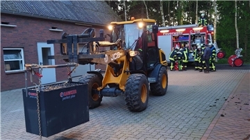 Die Batterie eines Gabelstaplers hat starken Rauch entwickelt und drohte Feuer zu fangen. Bei Eintreffen der Feuerwehr war der Gabelstapler bereits durch einen Landwirt aus der Maschinenhalle auf den Hof gezogen worden.
