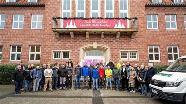 Die Bau-Innung Cloppenburg hat vor dem Rathaus eine Mauer aufgestellt.