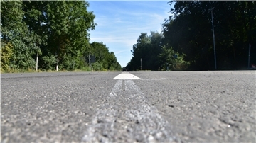 Die Bauarbeiten auf der B212 in Blexen sind abgeschlossen. Auf der 1,3 Kilometer langen Strecke wurde die Deckschicht abgefräst und neu asphaltiert. Trotzdem kommt es noch zu Behinderungen. Die Strecke ist nur halbseitig befahrbar – auch für Schwertransporte. Die Kosten, die sich auf etwa 900.000 Euro belaufen, werden eingehalten.
