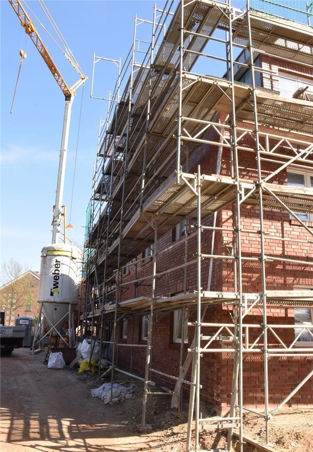 Die Bauarbeiten für das imposante Wohnhaus am Kattrepel – unser Bild zeigt eine Ecke des Gebäudes aus der Perspektive vom Regenrückhaltebecken gesehen – sind bereits in der Endphase. Auch dieses 18-Parteien-Haus soll in Kürze bezugsfertig sein.