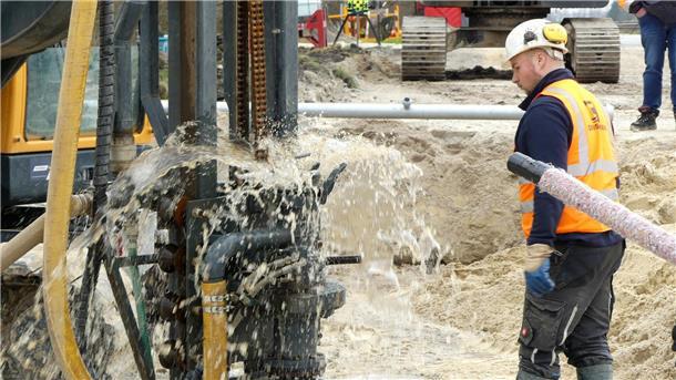 Bilderstrecke von der A27: Das sind die heimlichen Helden der Baustelle Bevor das Wasser aus der neun Meter tiefen Baugrube abgepumpt wird, bekommen die Bauarbeiter nasse Stiefel.