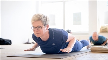 Ute Schröder praktiziert Rücken-Yoga.