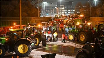 Die Bauern lassen nicht locker. Heute wird der Hafen in Bremerhaven blockiert. So sah es kurz nach 6 Uhr an der Hafeneinfahrt Weddewarden aus.