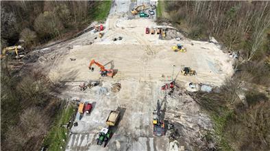 Die Baugrube an der A27 bei Hagen wurde wieder aufgefüllt. Bald kann die Fahrbahn wieder hergestellt werden. 