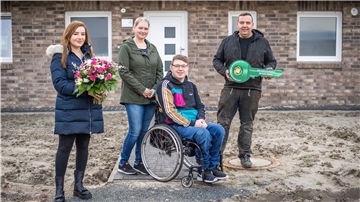 Bauherren vor ihrem neuen Haus