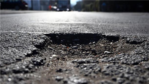 Pkw-Maut gegen „Verkehrskollaps“? Absage von FDP und Union Die Bauindustrie hält eine Pkw-Maut für ein sinnvolles Instrument gegen kaputte Straßen.