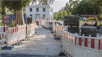 Die Baustelle am Friedhof Lehe am Dwarsweg verzögert sich.
