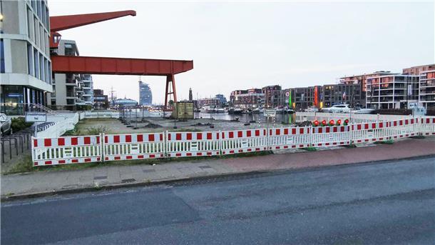 Die Baustelle am Neuen Hafen Bremerhaven unterhalb des Grube-Krans ist eingerichtet.
