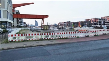Die Baustelle am Neuen Hafen Bremerhaven unterhalb des Grube-Krans ist eingerichtet.