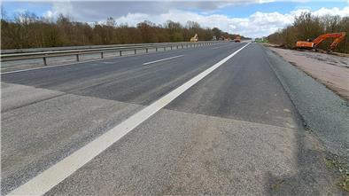 Die Baustelle auf der A27 ist verschwunden. Nur noch der Übergang an der neuen Asphaltdecke erinnert daran, dass dort wochenlang ein Durchlass unter der Autobahn erneuert wurde. 