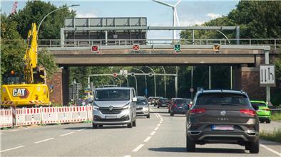 Autos fahren auf der Straße.