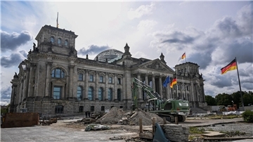 Die Baustelle vor dem Reichstagsgebäude könnte auch eine Metapher für die vielen Baustellen der Ampel-Regierung derzeit sein.