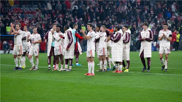 Die Bayern-Profis feierten ihren wichtigen Sieg nur verhalten vor ihren Fans.