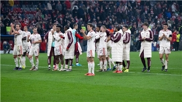 Die Bayern-Profis feierten ihren wichtigen Sieg nur verhalten vor ihren Fans.