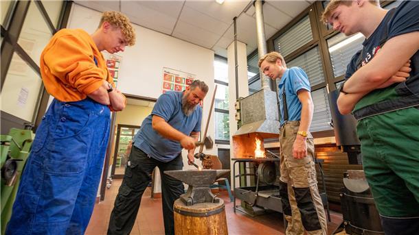 Die BBS Schiffdorf bereitet sie aufs Berufsleben vor: Yoshua Alsdorf (von links), Jonathan Bock und Jaron Stephan mit ihrem Lehrer Henning Pries (Zweiter von links). Foto Hansen