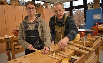 Die BBS Schiffdorf ist mit ihren Werkstätten ein guter Standort für das Pilotprojekt für Schulverweigerer, das der Paritätische Wohlfahrtsverband betreut. Olaf Hilgendorff erklärt hier Mayleen Werner, wie man das Holz richtig bearbeitet.
