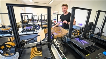 Die BBU stellt per 3D-Drucker Schutzmasken her. Dafür sind die Mitarbeiter der BBU in Schichten eingeteilt. 