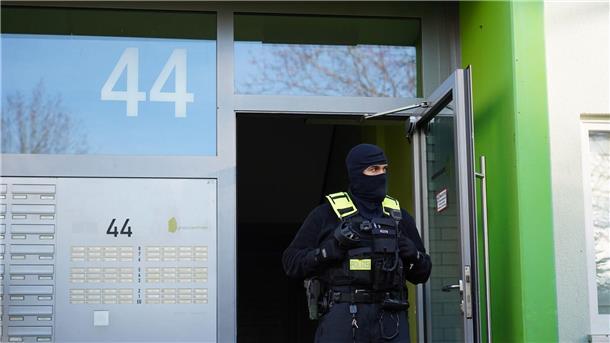 Dobrindt verbietet islamistischen Verein Muslim Interaktiv Die Beamten sicherten am frühen Morgen Material.