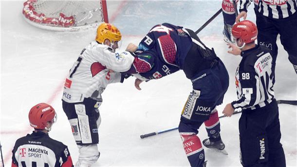 Sensationell! Pinguins gewinnen Showdown in Berlin und sind Hauptrunden-Meister Die Bedeutung des Spiels zeigte sich in vielen intensiven Zweikämpfen. Hier rangeln Alex Friesen (links) und Morgan Ellis.