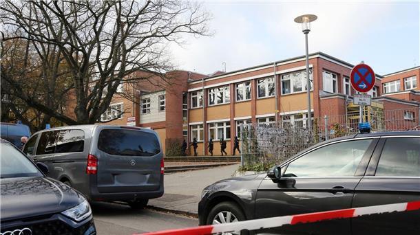 Hamburg: Fünf Jungs nach Bedrohungen an Schulen festgenommen Die Bedrohungslage führte zu einem Großeinsatz der Polizei an der Stadtteilschule Blankenese.