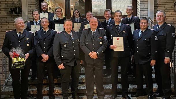 Die beförderten Mitglieder der Ortsfeuerwehr Stotel sowie Funktionsträger des Kommandos