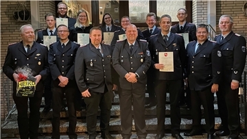 Die beförderten Mitglieder der Ortsfeuerwehr Stotel sowie Funktionsträger des Kommandos