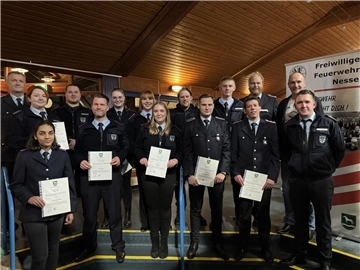 Die Beförderten und Gewählten der Ortsfeuerwehr Nesse (von  links): Kreisbrandmeister Kai Palait, Olena Sinkevych, Virginie Platz, Olaf Ebers, Lorenz Schnipper, Chiara Ritter, Sveja Meyerholz, Henrike Berje, Marvin Koß, Fabian Lehmann, Malte Berje, Jules Lacroix, Sören Hartmann, Ordnungsamtsleiter Jörg Grosse und Ortsbrandmeister Christoph Gieschen.