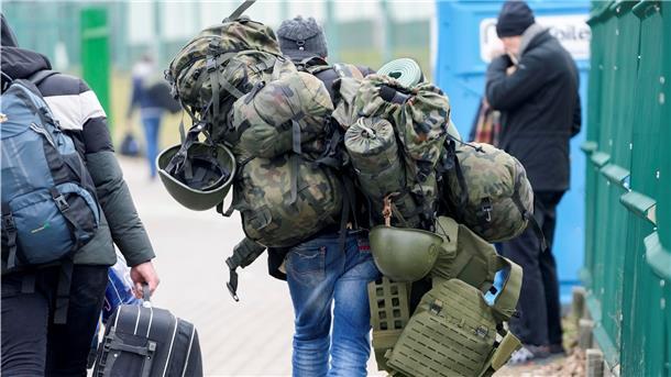 Die befragten Cuxländer sind sich ziemlich einig, wenn Deutschland, wenn die Demokratie verteidigt werden muss, würden sich auch viele Bürger zum Dienst an der Waffe melden.