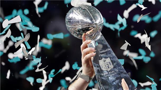 Die begehrte Trophäe für den Sieger des Super Bowls wird in den Himmel gestreckt.