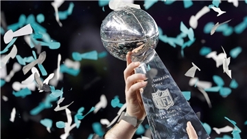 Die begehrte Trophäe für den Sieger des Super Bowls wird in den Himmel gestreckt.