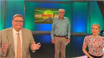 Die Begeisterung ist ihnen anzusehen: Die Moderatoren Michael Thürnau und Jule Gölsdorf freuen sich mit dem glücklichen Gewinner Steffen T. (Mitte) aus Geestland. Nach der Livesendung wurde im Studio gleich ein Erinnerungsbild gemacht.