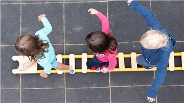 Die Begleitung von Kindern und Familien. Auch das sind mögliche Arbeitsplätze für Absolventen des Studiengangs Soziale Arbeit.
