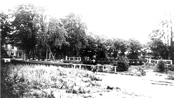 Die Behelfsbrücke über die Oste in Bremervörde: Hier soll Reichsführer SS Heinrich Himmler am 22. Mai 1945 festgenommen worden sein. Wahrscheinlicher ist jedoch, dass er in Meinstedt gefasst und von dort nach Bremervörde gebracht wurde.