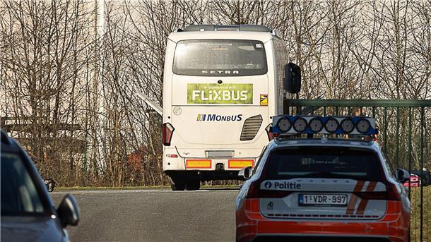 Die Behörden stoppten den Flixbus nahe der Stadt Gent.