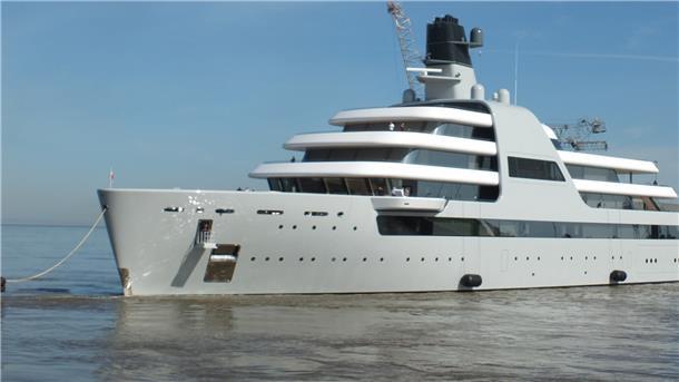 Die bei der Lloyd Werft gebaute Luxusyacht „Solaris“ verlässt in Bremerhaven die Kaiserschleuse.