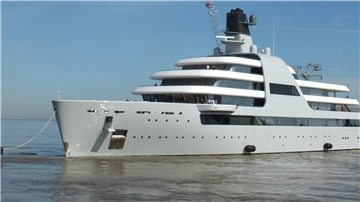 Die bei der Lloyd Werft gebaute Luxusyacht „Solaris“ verlässt in Bremerhaven die Kaiserschleuse.